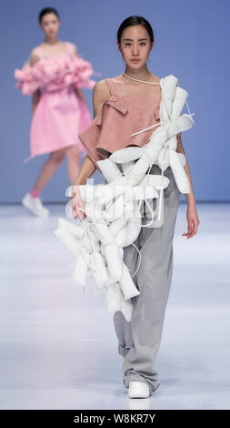 Ein Modell zeigt eine neue Schöpfung auf einer Modenschau für die Graduierung arbeitet während der Fashion Week der Pekinger Institut für Mode Technologie in Beiji Stockfoto
