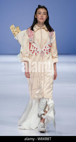 Ein Modell zeigt eine neue Schöpfung auf einer Modenschau für die Graduierung arbeitet während der Fashion Week der Pekinger Institut für Mode Technologie in Beiji Stockfoto