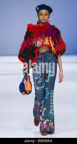 Ein Modell zeigt eine neue Schöpfung auf einer Modenschau für die Graduierung arbeitet während der Fashion Week der Pekinger Institut für Mode Technologie in Beiji Stockfoto