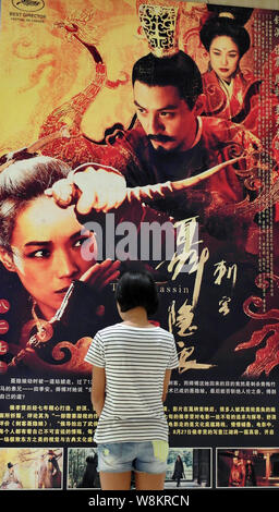 ---- Eine Chinesische filmgoer betrachtet ein Plakat des Films "Der Attentäter" in einem Kino in der Stadt Yichang, Provinz Hubei in Zentralchina, 27. August 2015. Stockfoto