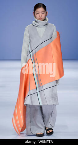 Ein Modell zeigt eine neue Schöpfung auf einer Modenschau für die Graduierung arbeitet während der Fashion Week der Pekinger Institut für Mode Technologie in Beiji Stockfoto