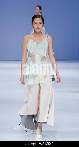 Ein Modell zeigt eine neue Schöpfung auf einer Modenschau für die Graduierung arbeitet während der Fashion Week der Pekinger Institut für Mode Technologie in Beiji Stockfoto