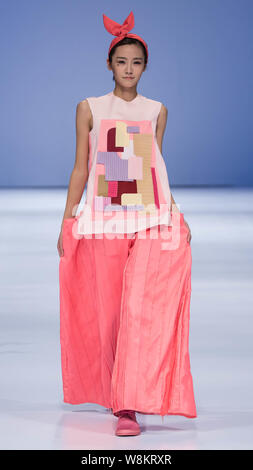 Ein Modell zeigt eine neue Schöpfung auf einer Modenschau für die Graduierung arbeitet während der Fashion Week der Pekinger Institut für Mode Technologie in Beiji Stockfoto