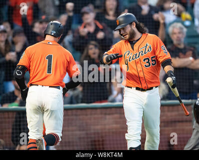 San Francisco, USA. 09 Aug, 2019. August 09, 2019: San Francisco Giants shortstop Brandon Crawford (35) gratuliert Mittelfeldspieler Kevin Säule (1) Nach seinem Solo home run, während ein MLB-Spiel zwischen den Philadelphia Phillies und die San Francisco Giants bei Oracle Park in San Francisco, Kalifornien. Credit: Cal Sport Media/Alamy leben Nachrichten Stockfoto