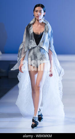 Ein Modell zeigt eine neue Schöpfung auf einer Modenschau für die Graduierung arbeitet während der Fashion Week der Pekinger Institut für Mode Technologie in Beiji Stockfoto