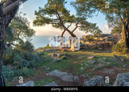 Blick auf das Marmarameer und die Insel Heybeli von einem Hügel auf Büyükada Türkei Stockfoto