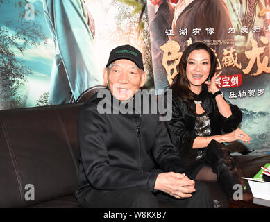 Schauspielerin Michelle Yeoh Star Von Crouching Tiger Hidden Dragon Bei Den 73 Annual Academy Awards Die Im Shrine Auditorium In Los Angeles Abgehalten Wurden Sie Tragt Einen Knochellangen Glitzernden Cheongsam Von Barney