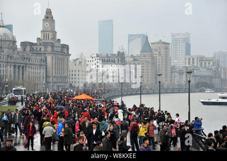 Touristen Masse die Promenade am Bund entlang den Fluss Huangpu, den das chinesische Mondjahr, auch als Frühlingsfest, in Shanghai, Kinn bekannt zu feiern. Stockfoto