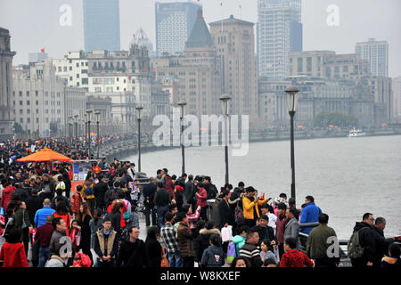 Touristen Masse die Promenade am Bund entlang den Fluss Huangpu, den das chinesische Mondjahr, auch als Frühlingsfest, in Shanghai, Kinn bekannt zu feiern. Stockfoto