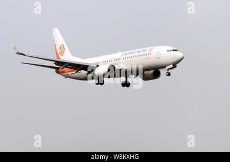 --FILE - eine Boeing 737-800 Passenger Jet von OK Airways landet auf dem Internationalen Flughafen Huanghua in Changsha Changsha City, Central China Hunan prov Stockfoto