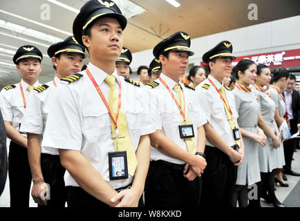 ------ Chinesische Piloten und Stewardessen posieren während einer Zeremonie für Fluggesellschaften in Fuzhou Fuzhou Stadt im Südosten der chinesischen Provinz Fujian, 30. Oktober 2015 Stockfoto