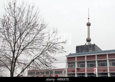 Ein blitzableiter sehr ähnlich Shanghais Wahrzeichen der Oriental Pearl TV Tower ist auf dem Dach eines Gebäudes in Binzhou Stadt installiert, Stockfoto
