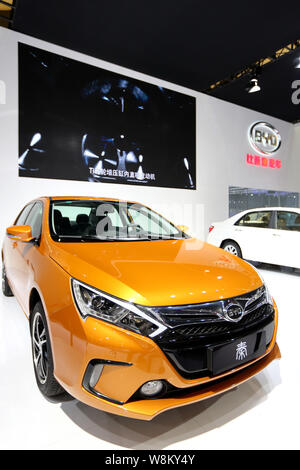 ---- Einen BYD Qin Plug-in Hybrid Auto während des 2014 Pudong Internationalen Automobil- Ausstellung in Shanghai, China, 15. August 2014 angezeigt wird. Chi Stockfoto