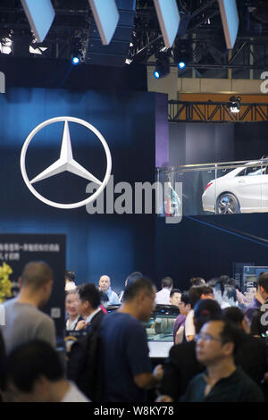 ---- Besucher bei Mercedes-Benz Cars auf dem Display während der 13 China (Guangzhou) Internationale Automobil Ausstellung, auch als automatische Guang bekannt Stockfoto