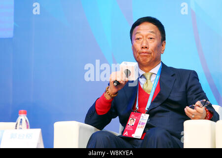 --FILE - Terry Gou, Vorstandsvorsitzender der Hon Hai Precision Industry Co., Ltd. und Vorsitzender der Foxconn Technology Group, spricht auf einem Forum in der 2. Welt I Stockfoto