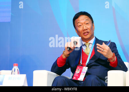 --FILE - Terry Gou, Vorstandsvorsitzender der Hon Hai Precision Industry Co., Ltd. und Vorsitzender der Foxconn Technology Group, spricht auf einem Forum in der 2. Welt I Stockfoto