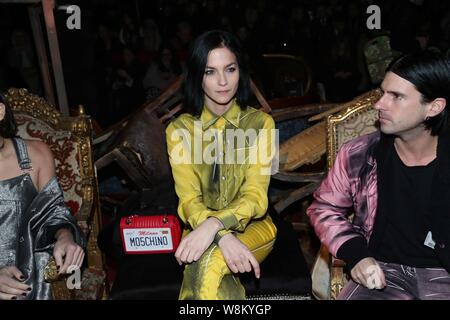 American DJ und Modell Leigh Lezark, Mitte, besucht die Moschino zeigen während der Mailand Fashion Week Herbst/Winter 2016 in Mailand, Italien, 25. Februar 2016 Stockfoto