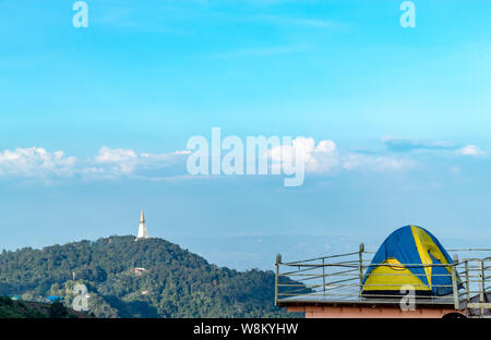 Zelt und Hintergrund Himmel und die Berge. Stockfoto