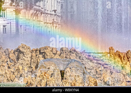 Eine Reflexion der Regenbogen auf dem Brunnen Stockfoto