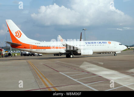 --FILE - eine Boeing 737-800 Passenger Jet von OK Airways Taxis zum Abflug am Flughafen Nanning Wuxu in Nanning Stadt vorzubereiten, South Chi Stockfoto