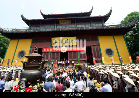 ------ Chinesische buddhistische Mönche vor Lingyin Tempel in Hangzhou City, East China Zhejiang provinz, 25. Mai 2015. In einem Angebot zu modernisieren. Stockfoto