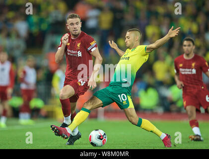 Liverpool, Großbritannien. 9 Aug, 2019. Liverpools Jordan Henderson (L) Mias mit Norwich City Moritz Leitner während der Englischen Premier League Spiel zwischen Liverpool und Norwich City bei Anfield in Liverpool, Großbritannien auf August 9, 2019. Liverpool gewann 4-1. Quelle: Xinhua/Alamy leben Nachrichten Stockfoto