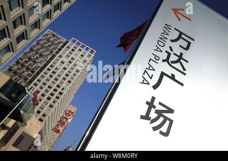 ---- Blick auf eine Tafel von Wanda Plaza von Dalian Wanda Group in Jinan, Provinz Shandong, China, 20. Februar 2016. Viacom nachgegeben Stockfoto