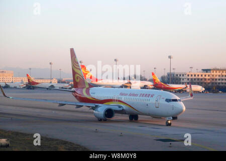 --FILE - eine Boeing 737-800 Passenger Jet von Hainna Airlines Taxis an der Beijing Capital International Flughafen in Peking, China, 16. Dezember 2014. Ha Stockfoto