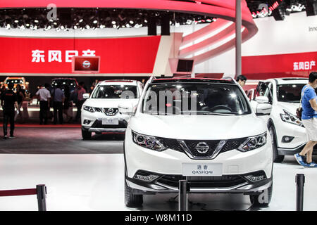 ---- Besucher Blick an oder probieren Sie Nissan Autos auf Anzeige während des 13 China (Guangzhou) Internationale Automobil Ausstellung, auch als Auto G bekannt Stockfoto