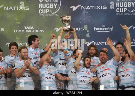 Spieler der Französischen Racing 92 (hellblau) feiern nach dem Sieg über Neuseelands Highlanders während der natixis Rugby Cup 2016 in Hong Kong Hong Kon Stockfoto