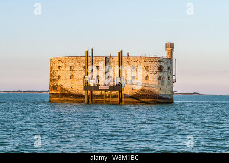 Le Fort Boyard est une Festung située sur un Haut gern formé d'un Banc de sable à l'origine, appelé la "Longe de Boyard "qui se découvre à Mar Stockfoto