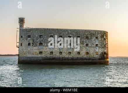 Le Fort Boyard est une Festung située sur un Haut gern formé d'un Banc de sable à l'origine, appelé la "Longe de Boyard "qui se découvre à Mar Stockfoto