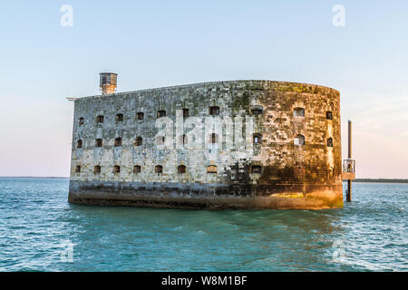 Le Fort Boyard est une Festung située sur un Haut gern formé d'un Banc de sable à l'origine, appelé la "Longe de Boyard "qui se découvre à Mar Stockfoto