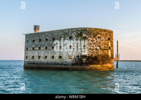 Le Fort Boyard est une Festung située sur un Haut gern formé d'un Banc de sable à l'origine, appelé la "Longe de Boyard "qui se découvre à Mar Stockfoto