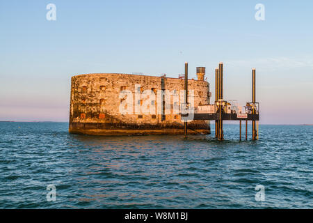 Le Fort Boyard est une Festung située sur un Haut gern formé d'un Banc de sable à l'origine, appelé la "Longe de Boyard "qui se découvre à Mar Stockfoto