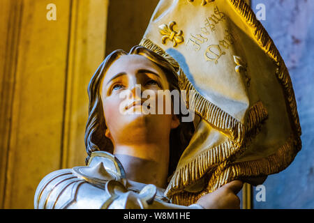 FR - Statue de Jeanne d'Arc d'une église française en Guise de représentation catholique./ EN - Statue von Jeanne Bogen in der französischen Kirche Stockfoto