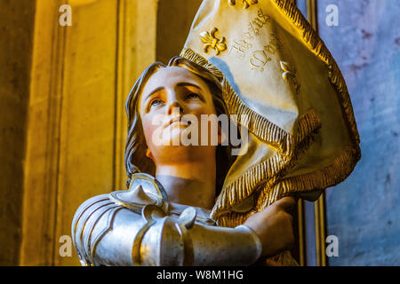 FR - Statue de Jeanne d'Arc d'une église française en Guise de représentation catholique./ EN - Statue von Jeanne Bogen in der französischen Kirche Stockfoto