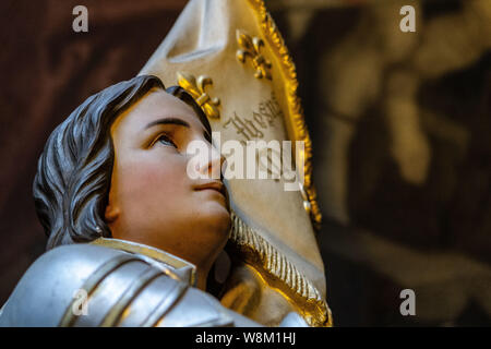 FR - Statue de Jeanne d'Arc d'une église française en Guise de représentation catholique./ EN - Statue von Jeanne Bogen in der französischen Kirche Stockfoto