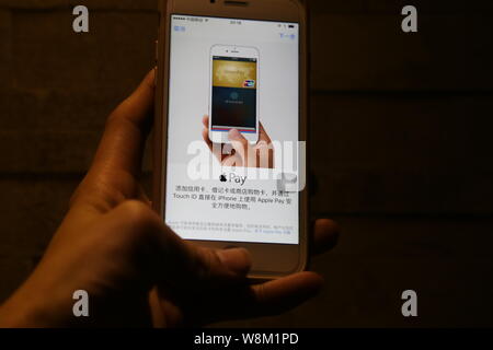 Einen lokalen chinesischen Bewohner verwendet mobile Payment Service Apple auf seinem iPhone Smartphone in Jinan City bezahlen, der ostchinesischen Provinz Shandong, 19. Februar 201 Stockfoto