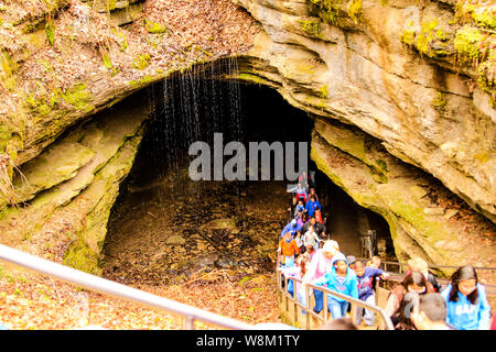 Touristen aus der Höhle von Mammoth Caves National Park, USA Stockfoto