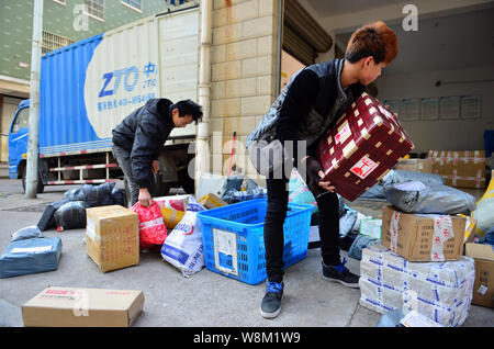 ------ Chinesische Arbeiter sortieren Pakete, von denen die meisten aus online einkaufen, bei einer Distribution Center von ZZUM Express in Yiwu Qingyanliu Dorf, Stadt Stockfoto