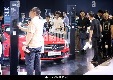 ---- Besucher bei Mercedes-Benz Cars auf dem Display während der 13 China (Guangzhou) Internationale Automobil Ausstellung, auch als automatische Guang bekannt Stockfoto