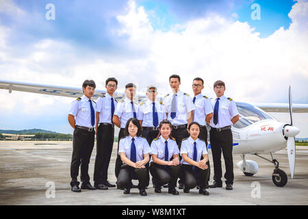 ------ Chinesische Piloten und Stewardessen posieren vor einem Jet in Shenyang City, im Nordosten der chinesischen Provinz Liaoning, 18. Juni 2015. China ist ein Stockfoto