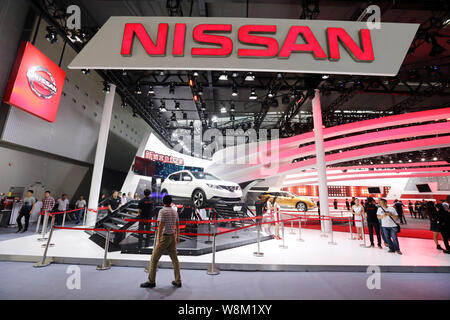 ---- Besucher Blick auf Nissan Autos auf Anzeige während des 13 China (Guangzhou) Internationale Automobil Ausstellung, auch als automatische Guangzhou 20 bekannt Stockfoto