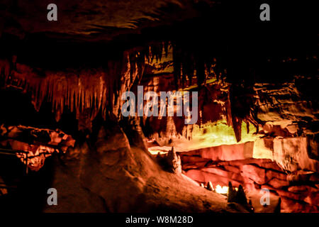 Schöne Stalagmiten und Stalaktiten Formationen in Mammoth Caves National Park Stockfoto