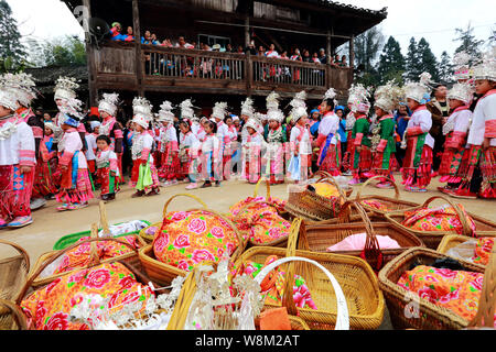 Traditionell gekleidete Frauen der ethnischen Minderheit Miao Tanz das chinesische Mondjahr, auch bekannt als Frühlingsfest im Gaowu Dorf, Gu zu feiern. Stockfoto