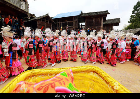 Traditionell gekleidete Frauen der ethnischen Minderheit Miao Tanz das chinesische Mondjahr, auch bekannt als Frühlingsfest im Gaowu Dorf, Gu zu feiern. Stockfoto