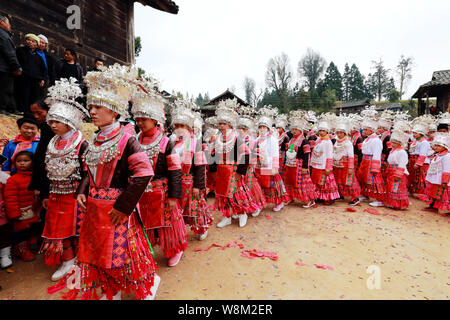 Traditionell gekleidete Frauen der ethnischen Minderheit Miao Tanz das chinesische Mondjahr, auch bekannt als Frühlingsfest im Gaowu Dorf, Gu zu feiern. Stockfoto