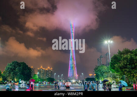 ------ Nacht Sicht des Kantons Turm, Zentrum, in der Stadt Guangzhou, die südchinesische Provinz Guangdong, 14. August 2015. Peking hat Guangzhou' genehmigt Stockfoto