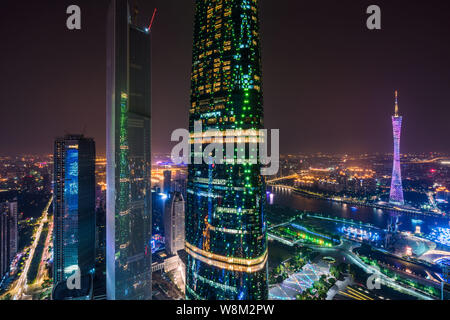 ------ Nacht Blick auf die Canton Tower, rechts, und andere Wolkenkratzer und Hochhäuser in der Stadt Guangzhou, die südchinesische Provinz Guangdong, 19A Stockfoto